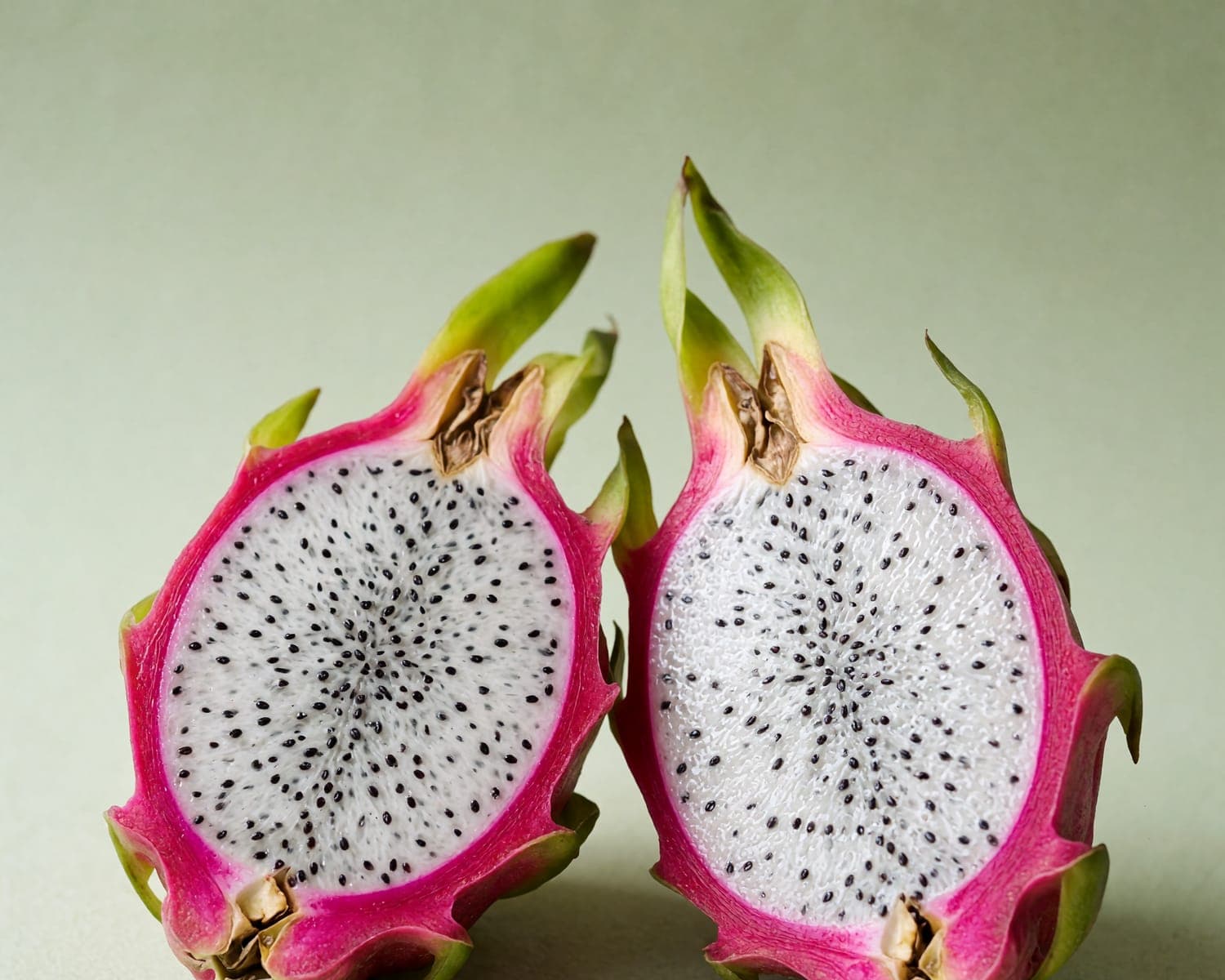 Fruit de dragon blanc coupé en deux : chair blanche et petites graines noires